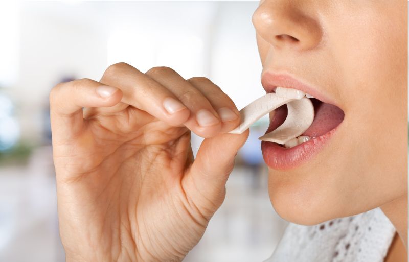 Ar kramtomoji guma tikrai naudinga dantims?