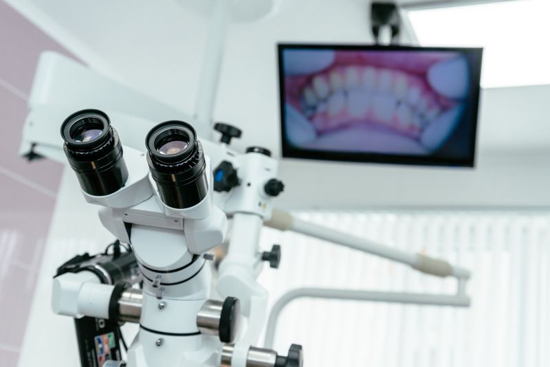 Kada gydant dantų šaknų kanalus naudojamas mikroskopas?